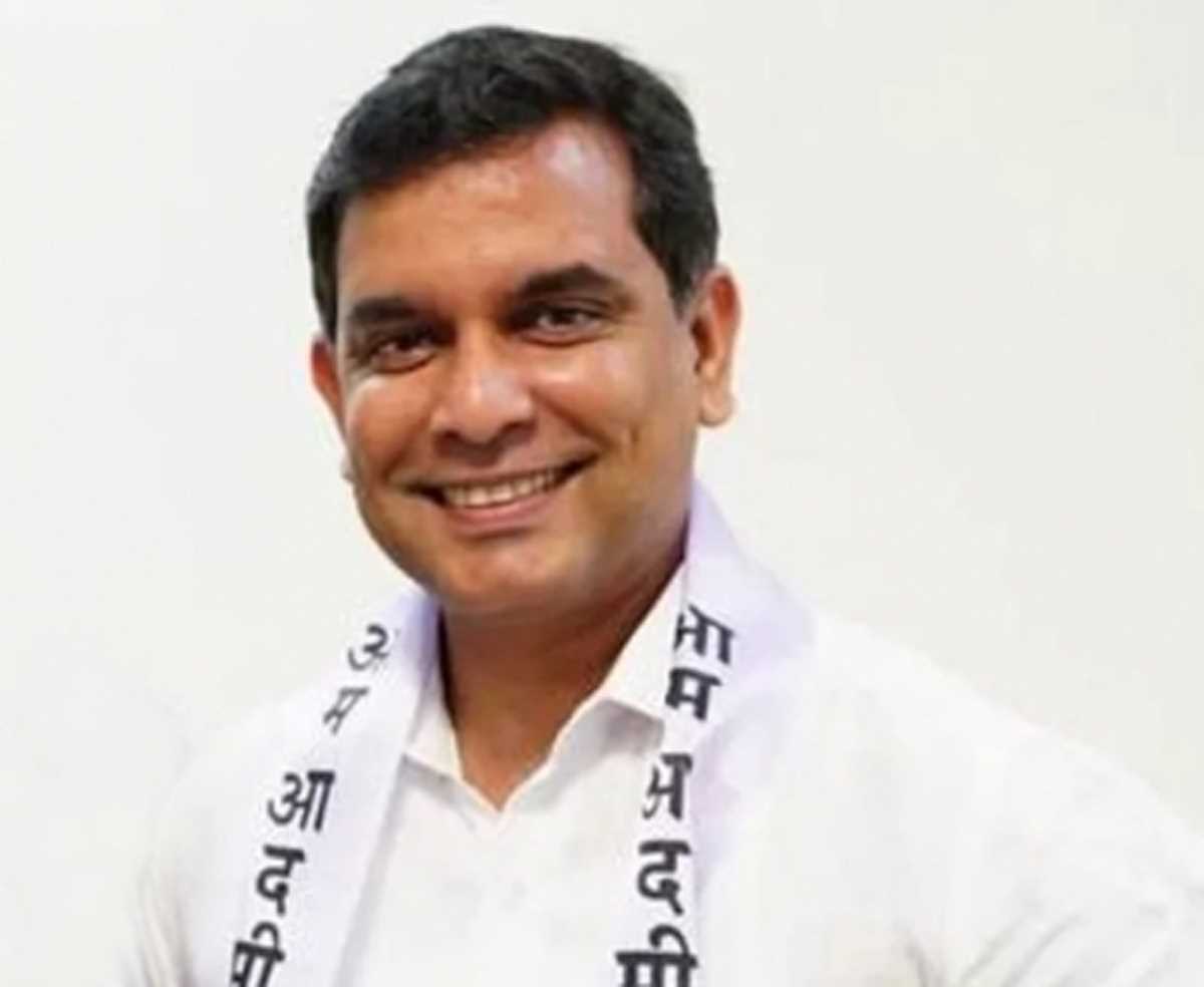 भाजपा ने लोकतंत्र को कूड़ेदान में डाला : आप